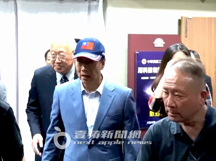 郭台強（左起）與哥哥郭台銘及貼身保鑣，準備離開國父紀念館會場。特勤中心攝