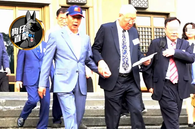 郭台銘（左）牽弟弟郭台強的手上邁巴赫，兄弟同心其利斷金回家過母親節。特勤中心攝