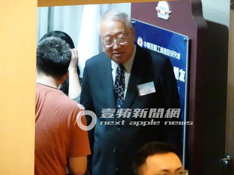 弟弟郭台強（右），也與哥哥郭台銘攜手同台參加學術研討會。特勤中心攝