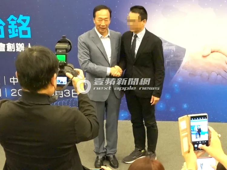 郭台銘（左）大方跟支持者握手合影留念。特勤中心攝