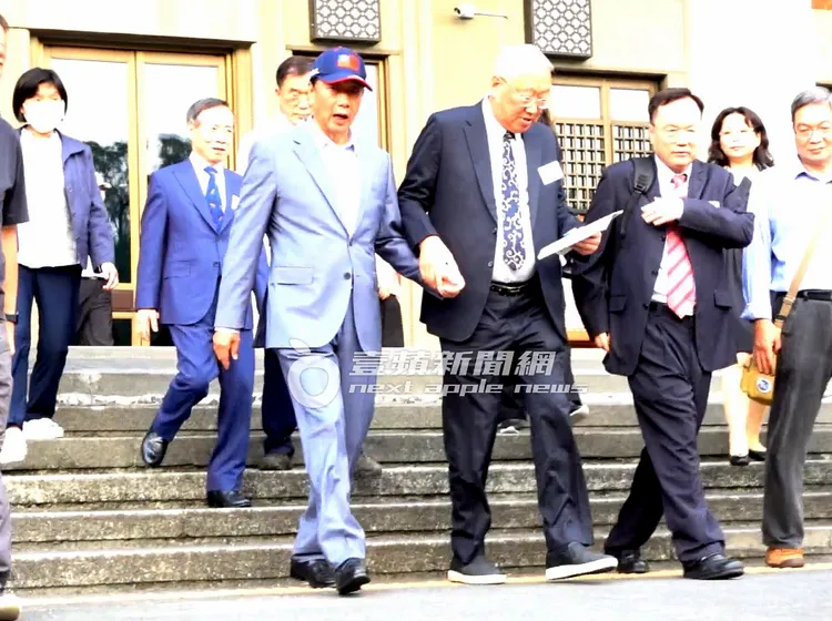 郭台銘（左）與弟弟郭台強上千萬邁巴赫，兄弟聯手其利斷金回家過母親節。特勤中心攝