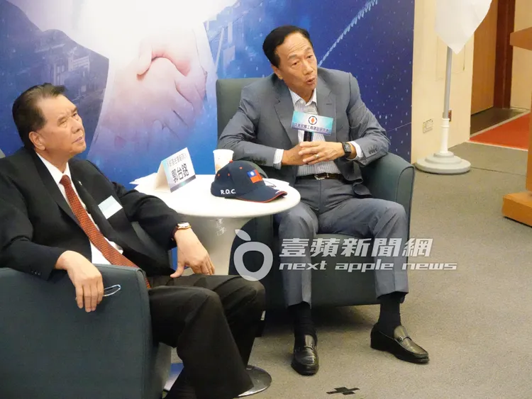 郭台銘（右）在研討會上侃侃而談。特勤中心攝