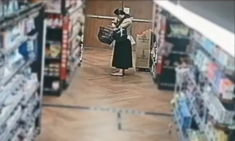 女賊在賣場行竊。翻攝畫面