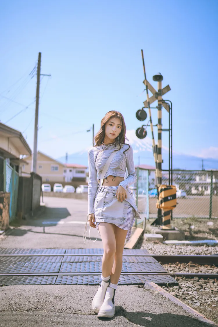 韓菲展露23吋蜜蜂腰。駿馬客工作室提供