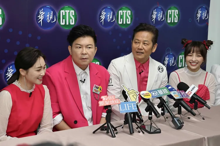 徐乃麟（右二）、曾國城（左二）都被問是否送愛馬仕給老婆。施昂強攝