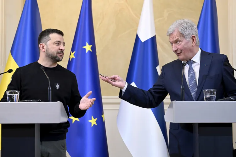 澤連斯基（左）與芬蘭總統尼尼斯托舉行記者會，芬蘭上月成為北約一員。路透社
