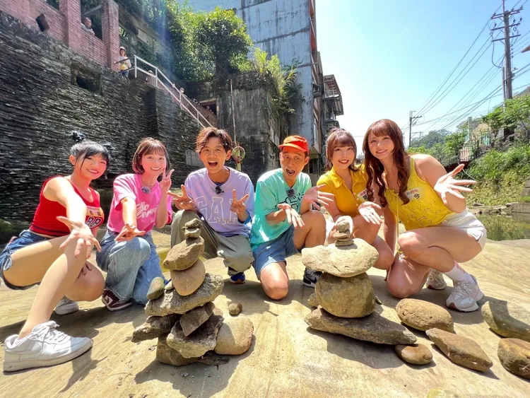 熊霓（左起）、籃籃、阿翔、浩子、妮可、短今等在石碇比賽疊高石頭。民視提供