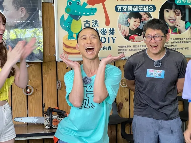 浩子吃了麥芽糖後化身「李多會」。民視提供