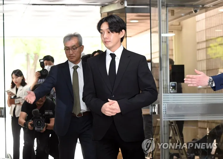 劉亞仁走進法院，準備開羈押庭。韓聯社