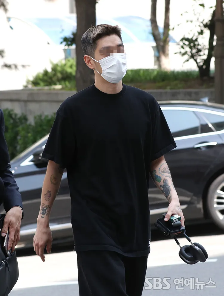 崔河那5月時到警局應訊，手拿電子菸、耳機，態度輕佻，觀感不佳。翻攝SBS娛樂新聞