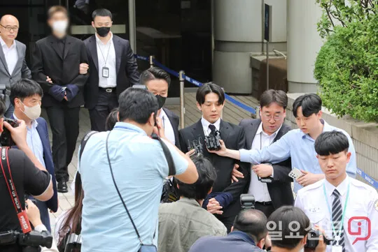 劉亞仁在前頭被媒體圍堵，男密友崔河那跟在後方。 翻攝iyo新聞