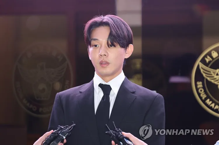 劉亞仁在拘留所關了10小時，因羈押聲請遭法院駁回，他走出警局恢復自由身。韓聯社