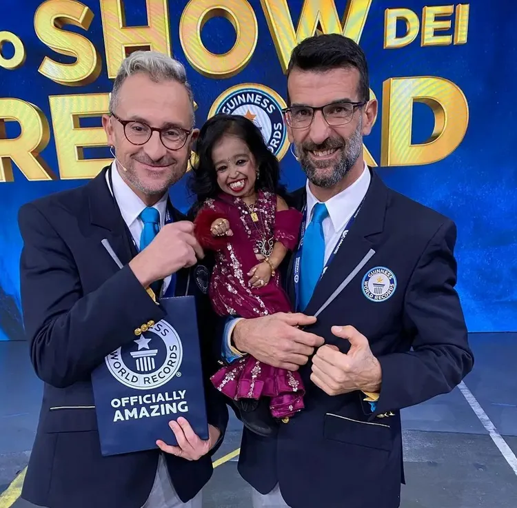 安格於2009年取得最矮青少年女性紀錄。金氏世界紀錄