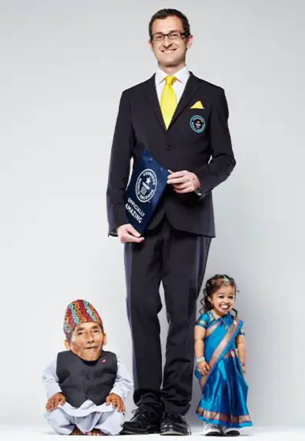 她和全球最矮男性碰面，還比對方高。金氏世界紀錄