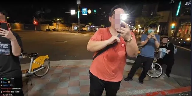 橘衣男子遭網友肉搜。翻攝自企鵝妹Twitch