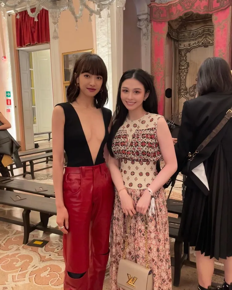 宋茜（左）性感現身，和沈月合照。翻攝沈月IG