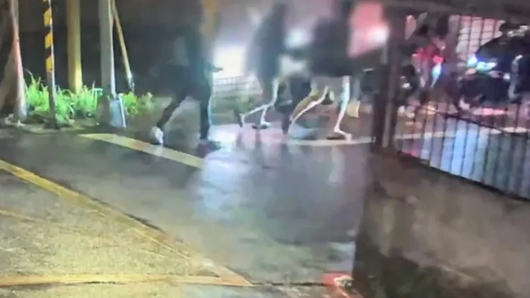 陳、董2人不敵，落慌而逃。翻攝畫面