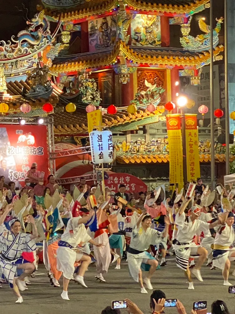 民眾近距離欣賞到精心設計的服飾，結合阿波舞的華麗和傳統之美。翻攝畫面