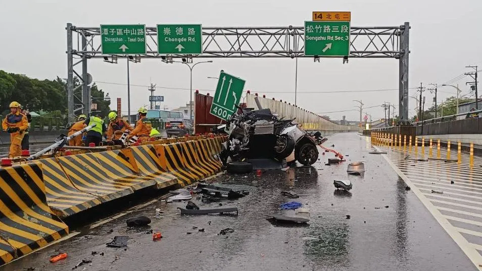 特斯拉撞成一團廢鐵,車上2人傷重不治。民眾提供