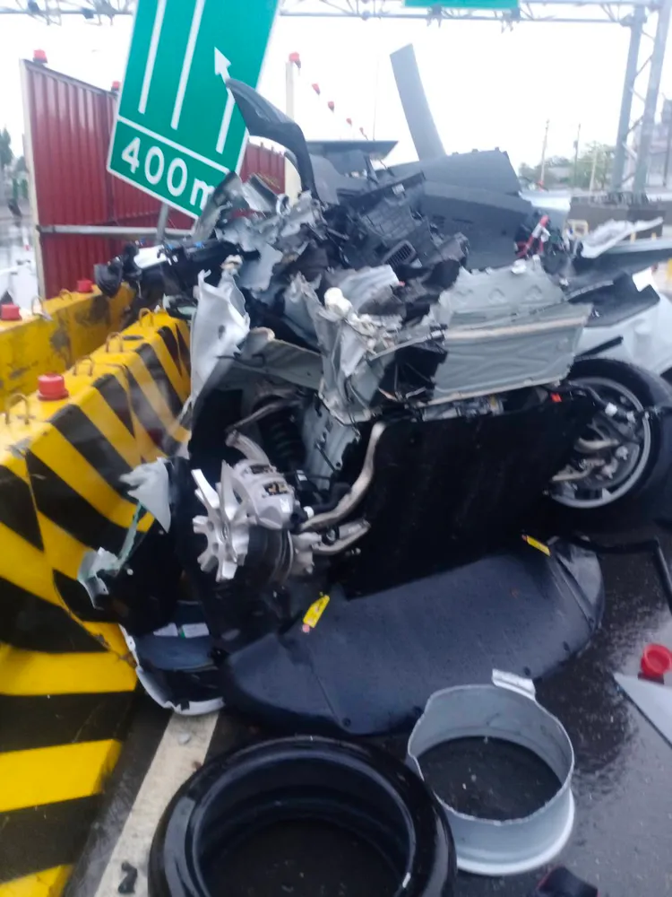 特斯拉幾乎解體。翻攝記者爆料網