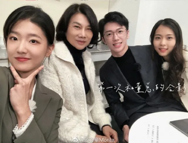 董明珠（左二）曾說要將孟羽童（左一）培養成第二個董明珠。翻攝孟羽童微博