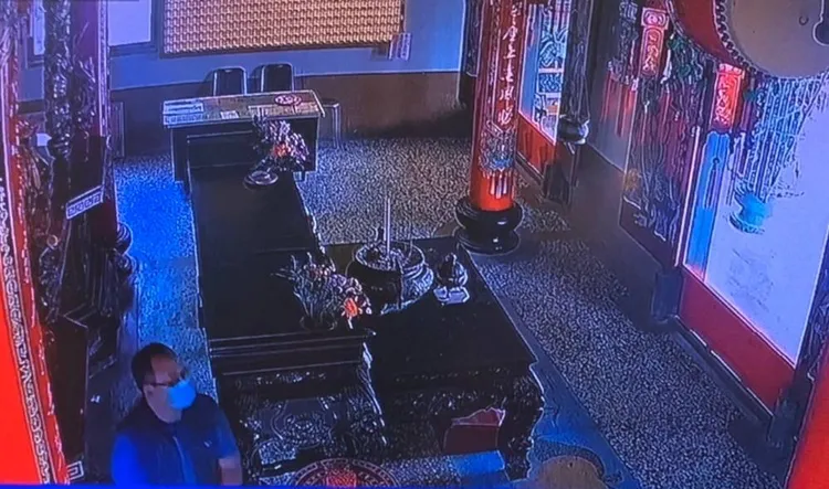 監視器拍到有男子形跡鬼祟，抱走虎爺神像。讀者提供