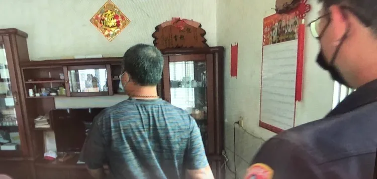 竹崎警方持搜索票登門逮人，找回虎爺。讀者提供