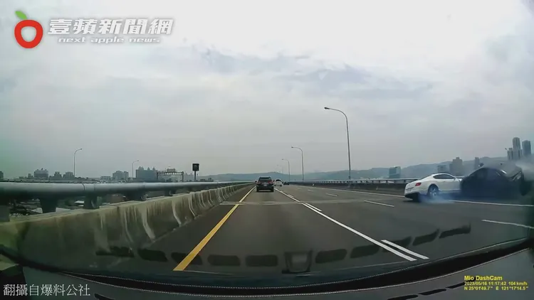 白色賓利被撞得失控撞向護欄，黑色Altis還「補刀」再次撞擊打橫的賓利。翻攝自臉書「爆料公社」