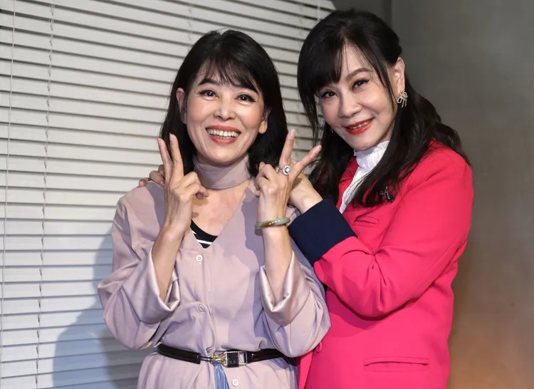 龍千玉的親妹妹陪她一起跑通告。娛樂中心攝