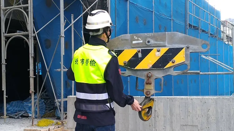 鋼索外觀確認。北市勞檢處提供