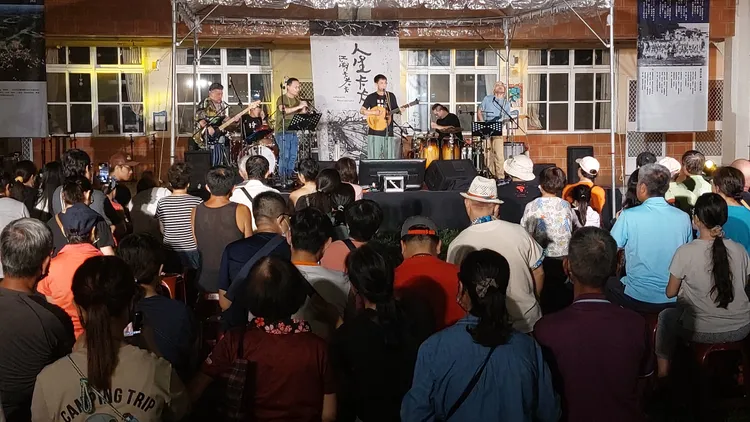 林生祥昨晚在萬巒國小舉辦演唱會。凃建豐攝