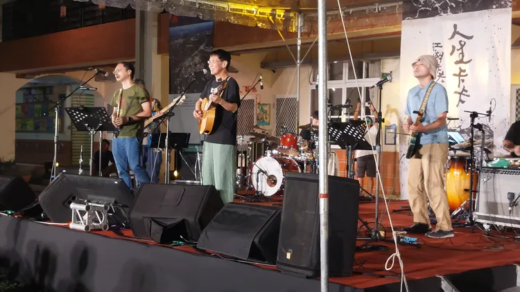 林生祥昨晚在萬巒國小演出。凃建豐攝