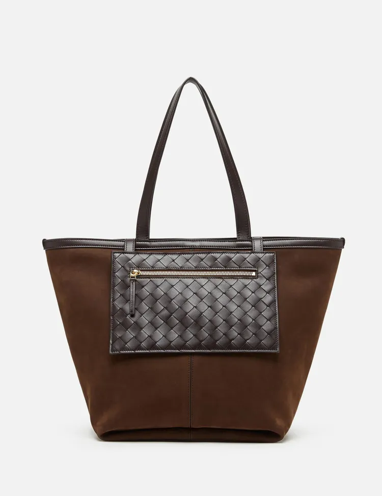 Flip Flap系列皮革編織絲滑牛皮肩背包，10萬7100元。品牌提供