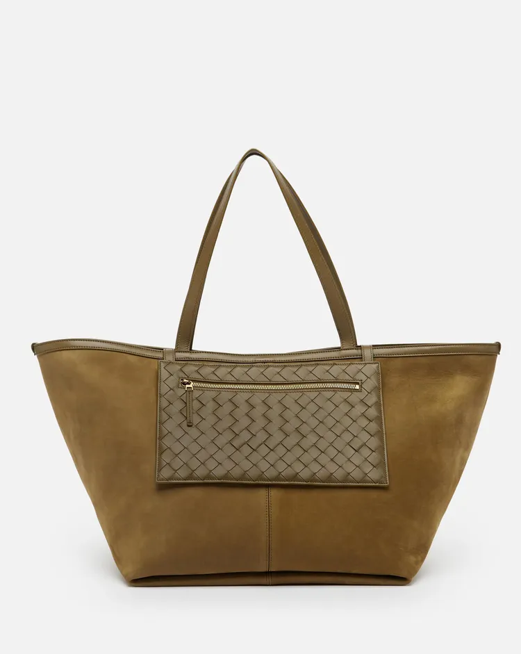 Flip Flap系列皮革編織絲滑牛皮肩背包，13萬8600元。品牌提供