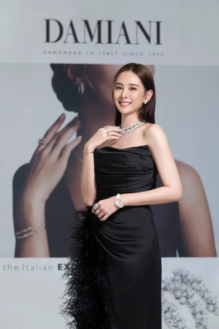 安心亞頸際佩戴首度在台灣曝光的Mimosa含羞草系列Masterpiece璀璨之花鑽鍊，讓她變成世界首位戴上此件作品的藝人。品牌提供