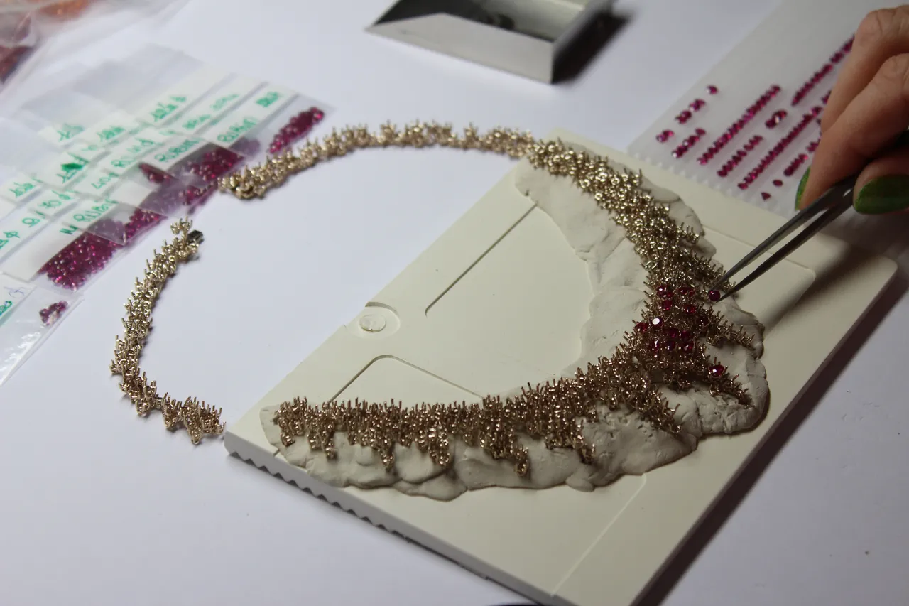 DAMIANI Mimosa系列使用品牌精湛鑲嵌技術,以寶石隨機排列的方式展現結構複雜性。品牌提供