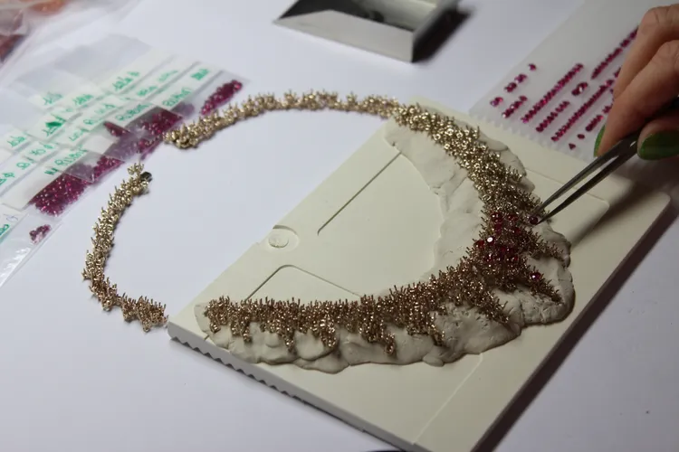 DAMIANI Mimosa系列使用品牌精湛鑲嵌技術，以寶石隨機排列的方式展現結構複雜性。品牌提供