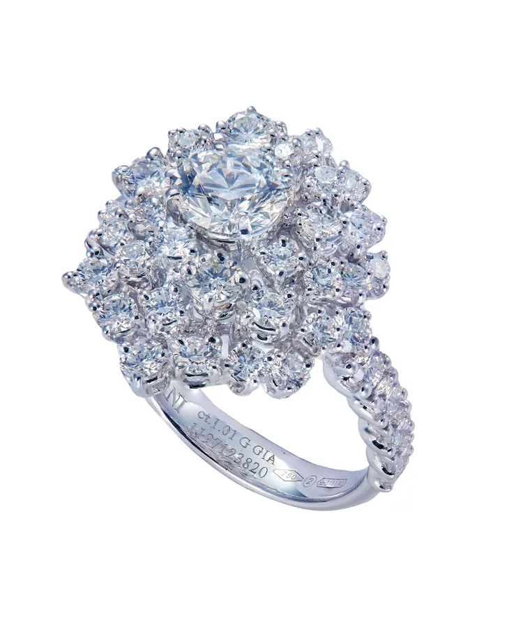 Mimosa璀璨之花18K白金全鑽高級訂製戒指，82萬元。品牌提供