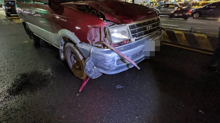 貨車車頭嚴重受損。翻攝畫面