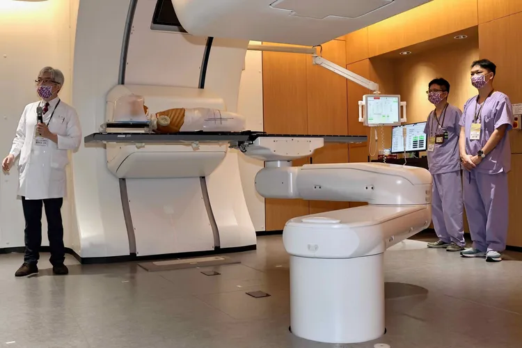 北榮重粒子及放射腫瘤部重粒子治療科主任藍耿立（左）。施昂強攝