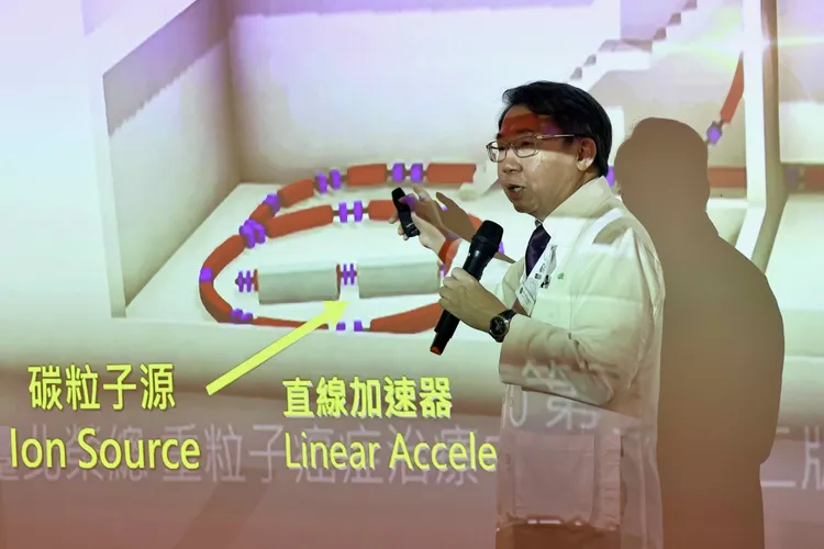 李偉強表示，單次療程約半小時。施昂強攝