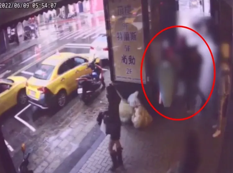 雙方走出電梯開始發生扭打，混亂中陳博毅拿出折疊刀刺中黃男胸部。翻攝畫面