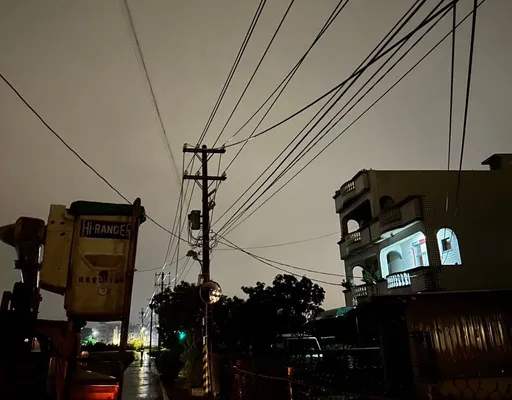 桃園深夜「豪雨+雷擊」逾萬戶停電　雷雨中搶修今晨全數復電