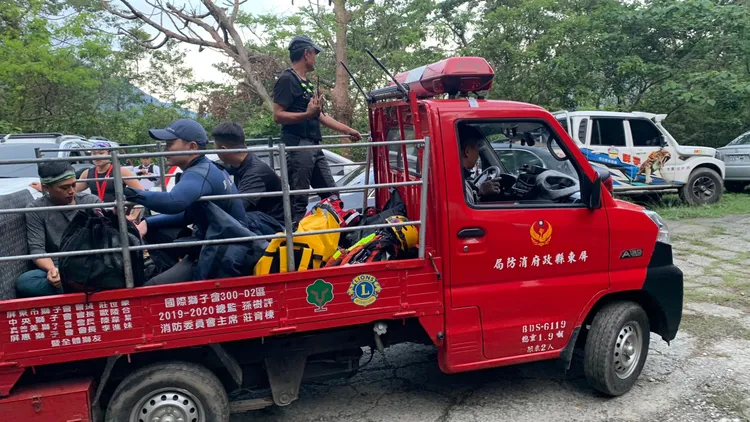 救難人員今一早即出動，持續搜索溯溪團失蹤者。讀者提供