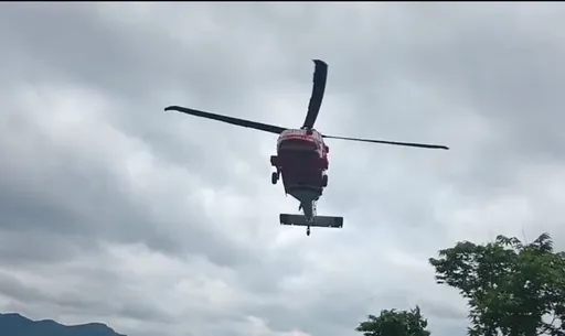 飛龍瀑布仍3人失蹤 1女掛山壁罹難!直升機吊掛送她回家了