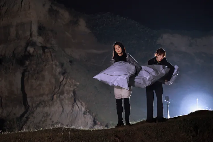 顏曉筠（左）和賴芊合狼狽棄屍。民視提供