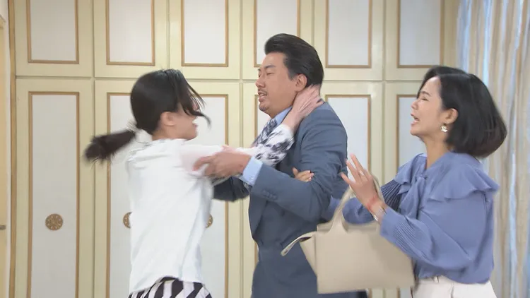 吳皓昇（中）和楚宣（左）拉扯，陳仙梅在旁勸架。民視提供