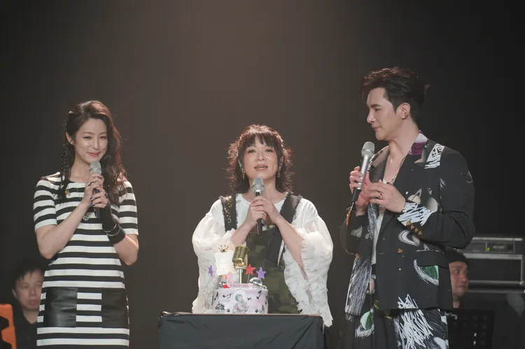 賴雅妍（左）與謝佳見（右）為趙詠華慶生。寬宏提供