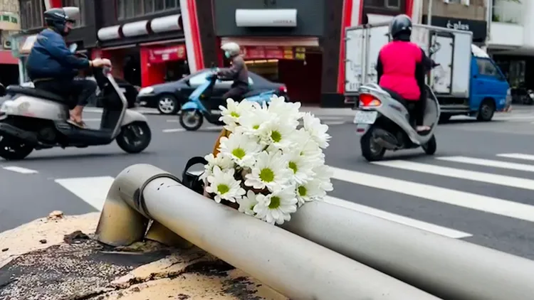 民眾紛紛在路口或分隔島獻花慰藉。資料畫面
