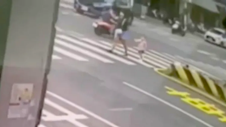 母女手牽手過馬路遭逢死劫。讀者提供